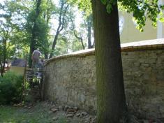 Oprava ohradní zdi kostela sv. Jiří - březen až květen 2013