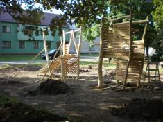 Stavba dětského hřiště - srpen 2013
