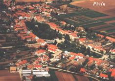 Obec Pivín - celkový pohled - květen 1995